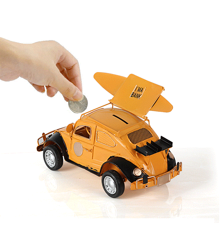 דגם זעיר בעיצוב מכונית חיפושית ישנה בעבודת יד